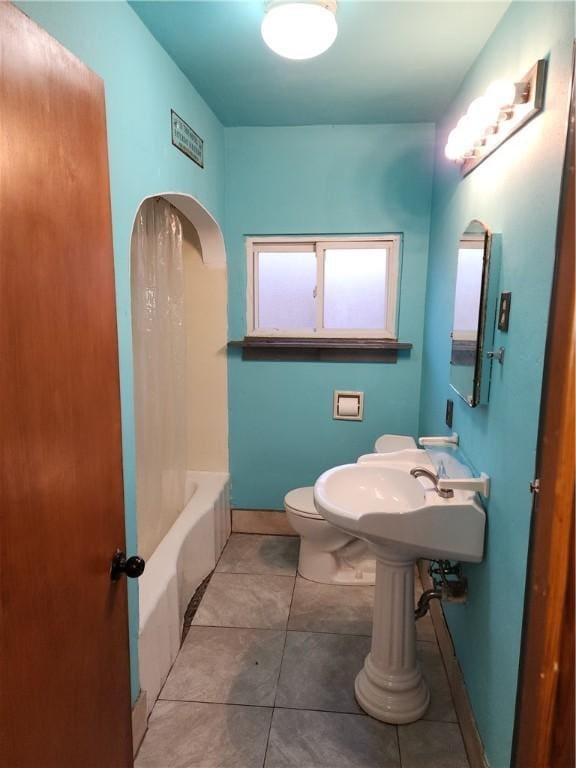 full bath featuring baseboards, a sink, toilet, and tile patterned floors