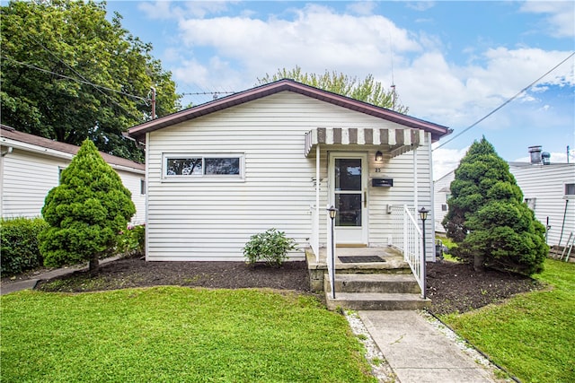 bungalow featuring a front yard