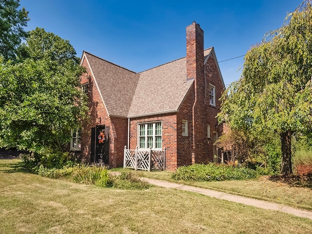 view of front of home featuring a front lawn