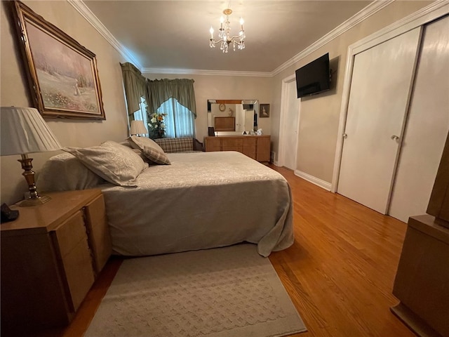 bedroom featuring light hardwood / wood-style flooring, a notable chandelier, and crown molding