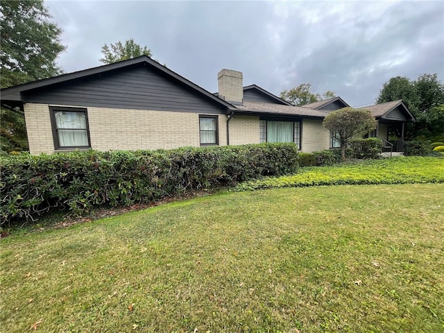 ranch-style home with a front yard