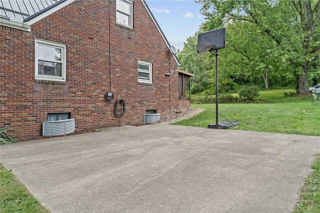 view of side of property featuring a yard