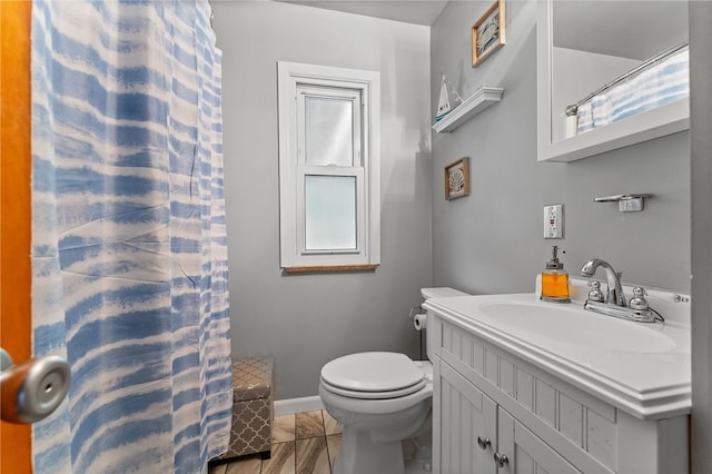 bathroom with a shower with curtain, vanity, and toilet