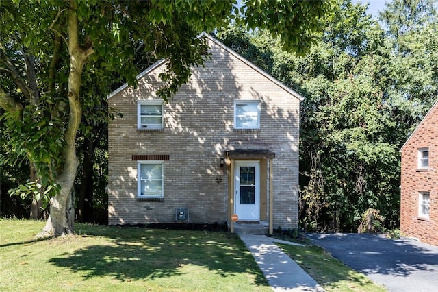 view of front of home with a front lawn