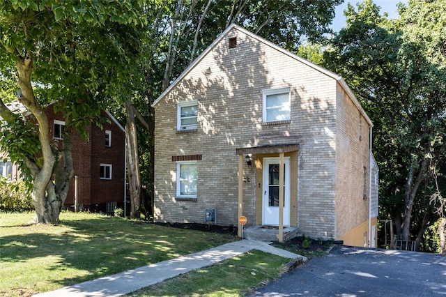 view of front of property with a front yard