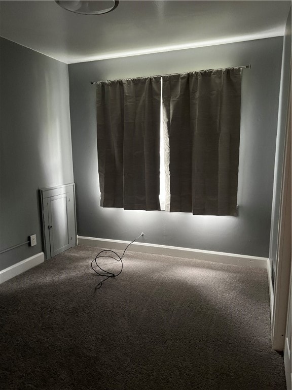 unfurnished room featuring carpet flooring