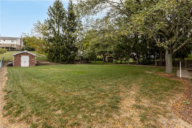 view of yard featuring a storage shed