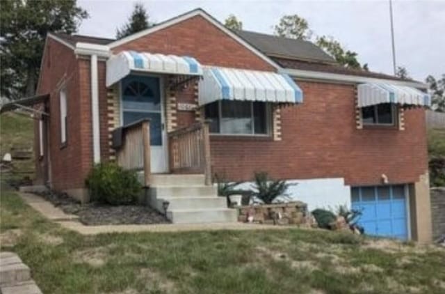 view of front of home featuring a front lawn