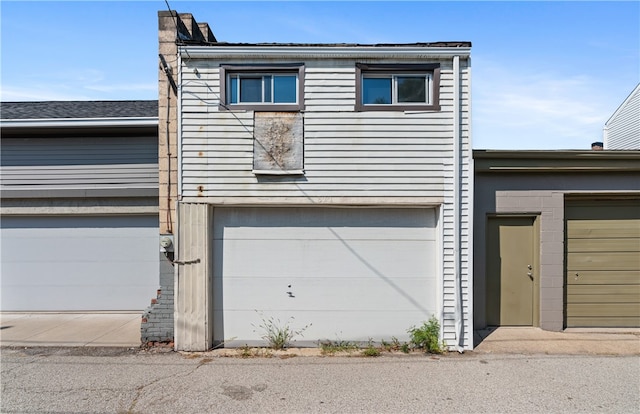 view of front facade featuring a garage