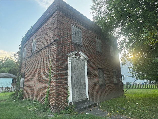 view of side of property featuring a yard