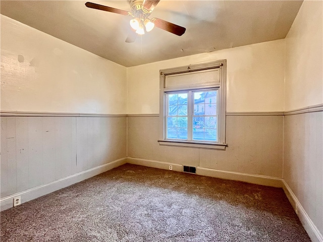 carpeted empty room featuring ceiling fan