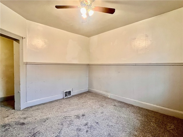 carpeted empty room featuring ceiling fan