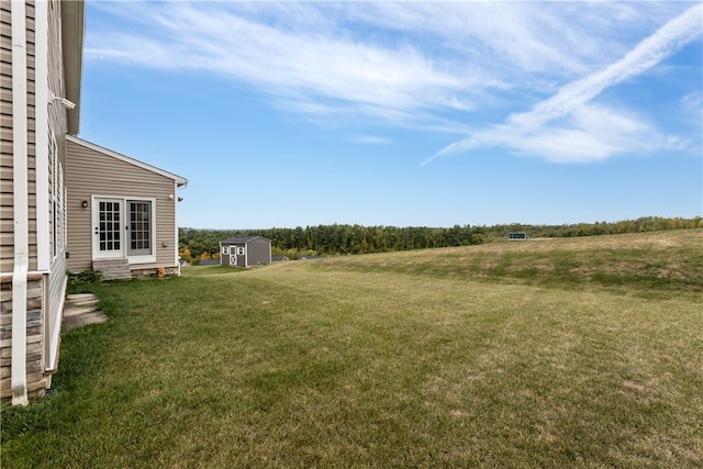 view of yard featuring a shed