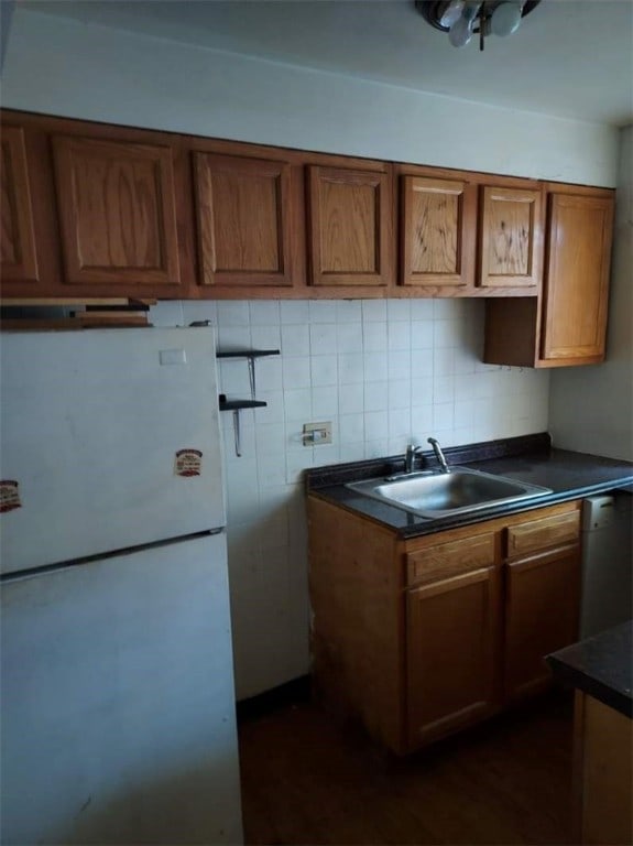 kitchen with sink, white fridge, and decorative backsplash