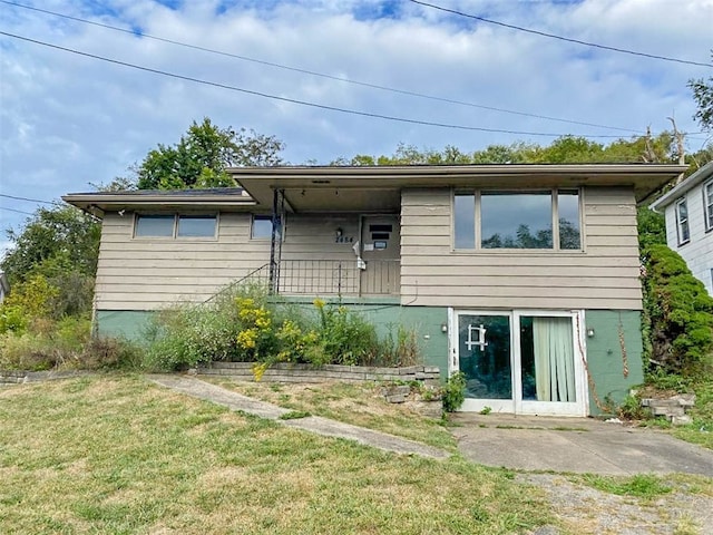 view of front of property featuring a front yard