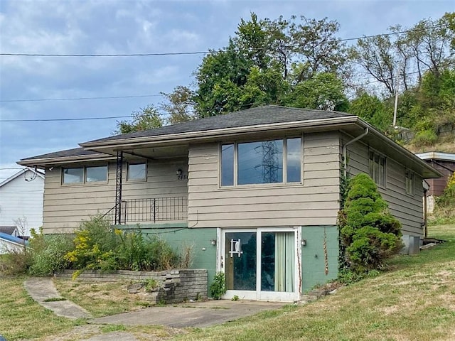 back of house featuring a yard