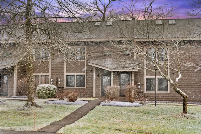 view of front facade featuring a lawn