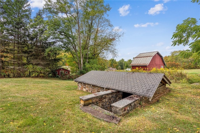 view of yard featuring a storage shed