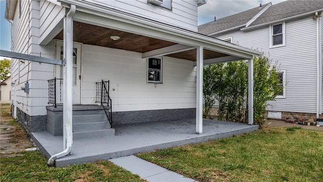 property entrance featuring a lawn