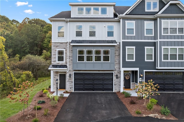 view of front facade featuring a garage