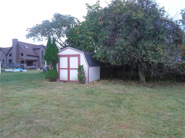 view of yard featuring a storage unit