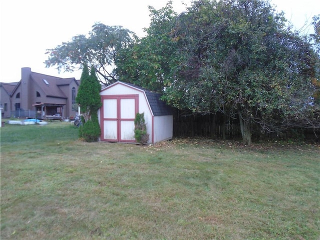 view of yard featuring an outdoor structure and a storage unit