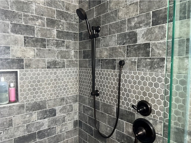 bathroom featuring tiled shower