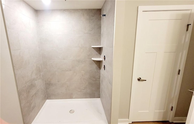 bathroom featuring a tile shower