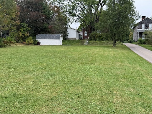 view of yard featuring a storage unit