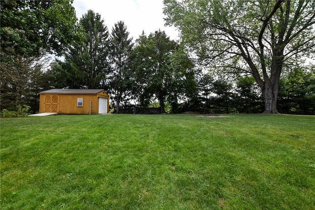 view of yard featuring an outdoor structure