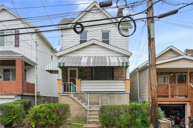 view of front facade featuring a balcony