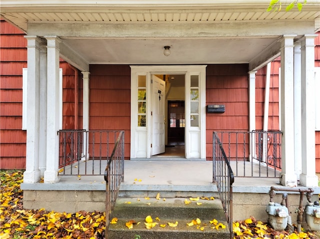 entrance to property featuring covered porch