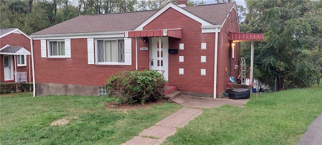 view of front of property with a front lawn