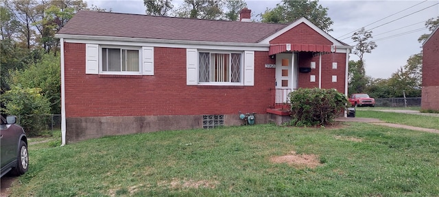 view of front of property with a front yard