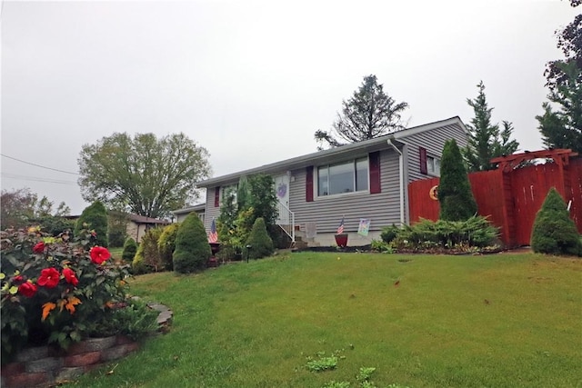 view of front of property featuring a front lawn