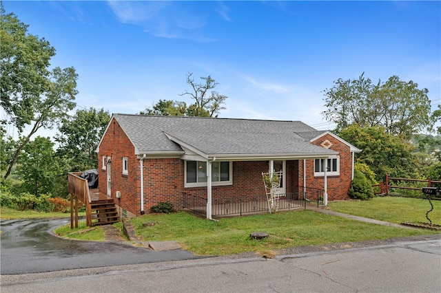 view of front of property featuring a front lawn