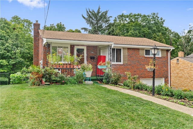 view of front of property featuring a front lawn