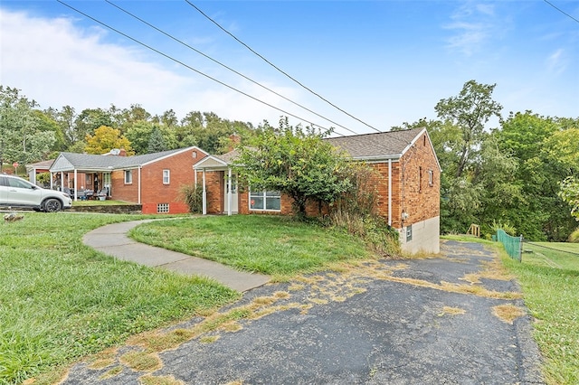 view of front of home with a front lawn