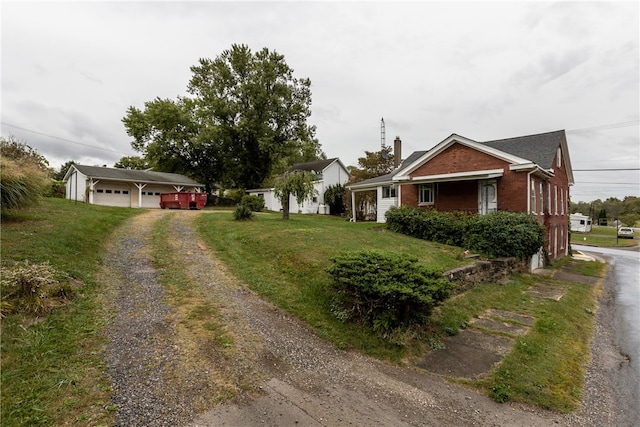 view of front facade featuring a front lawn