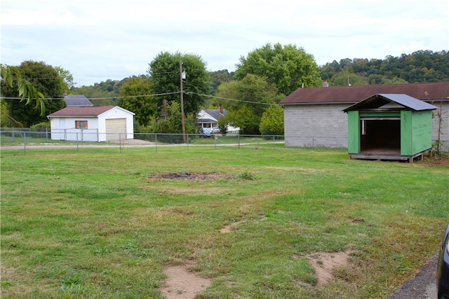 view of yard with a storage unit