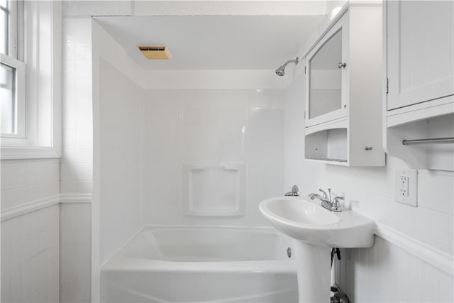 bathroom featuring shower / tub combination