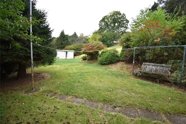 view of yard featuring a storage unit