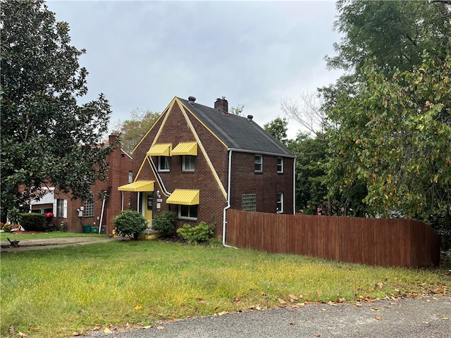 view of front of property featuring a front lawn