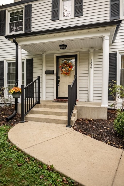 property entrance featuring a porch