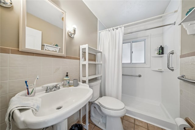 bathroom featuring a shower with curtain, tile walls, and toilet