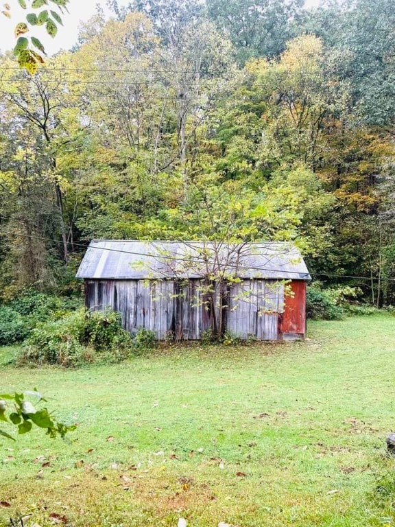 view of yard featuring an outbuilding