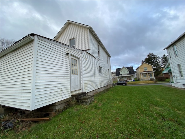 back of house featuring a yard