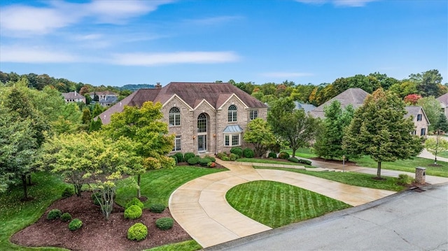 view of front of home featuring a front lawn