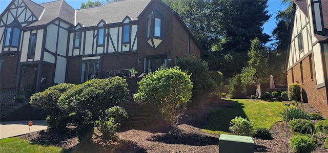 view of side of property featuring a lawn