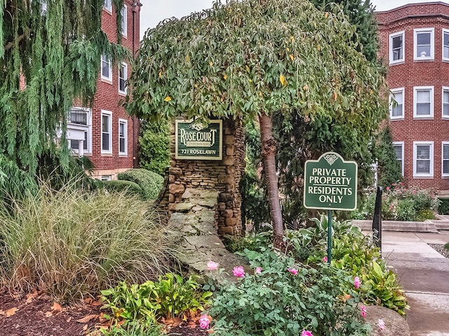 view of community / neighborhood sign